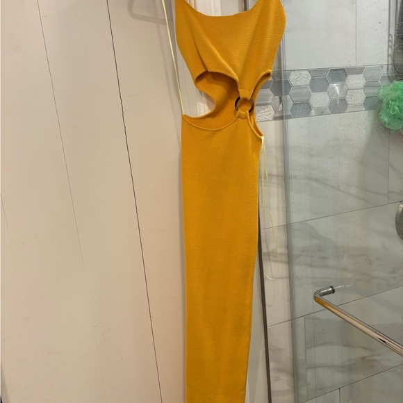 Yellow long dress. A little snagged on the back. Worn twice - Picture 3 of 3